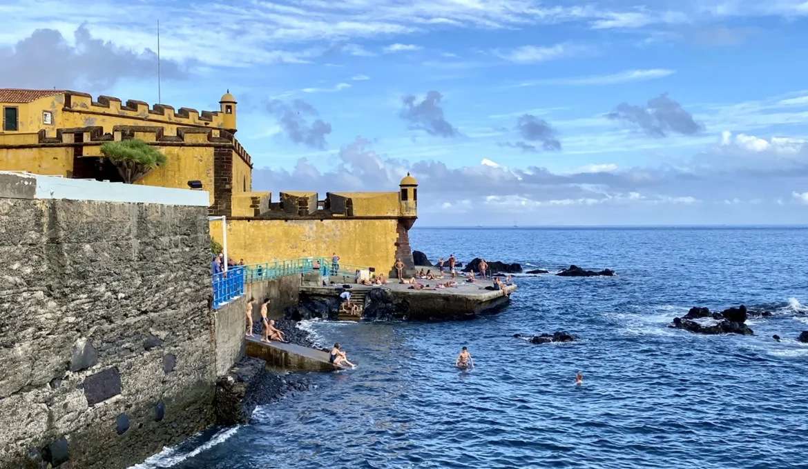 Bademöglichkeit mitten in Funchal: die Praia de São Tiago