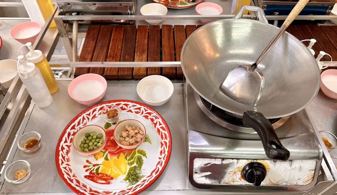 Wok und Zutaten stehen beim Kochkurs Bangkok bereit