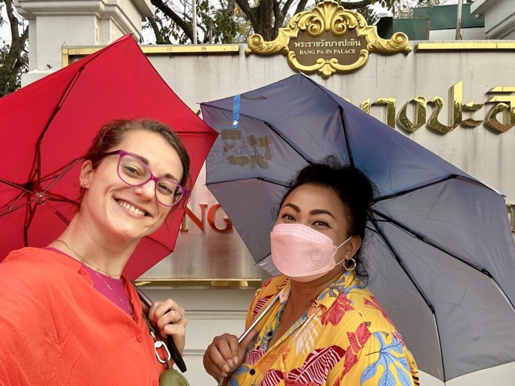 deutsche Reisebloggerin mit Guide vor Bang Pa-In Palast in Thailand