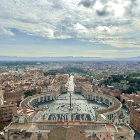 Symbolbild Romreise: Blick auf den Petersplatz in Rom