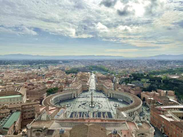 Symbolbild Romreise: Blick auf den Petersplatz in Rom