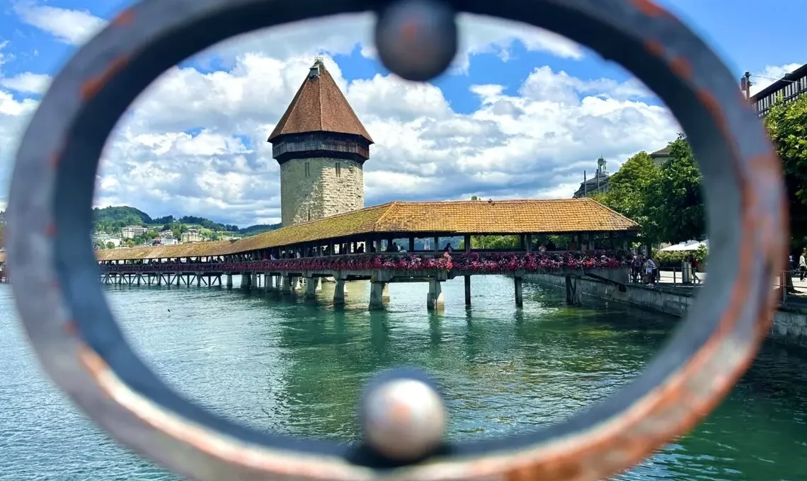 Die Kappellbrücke mit Wasserturm ist eine der bekanntesten Luzern-Sehenswürdigkeiten.