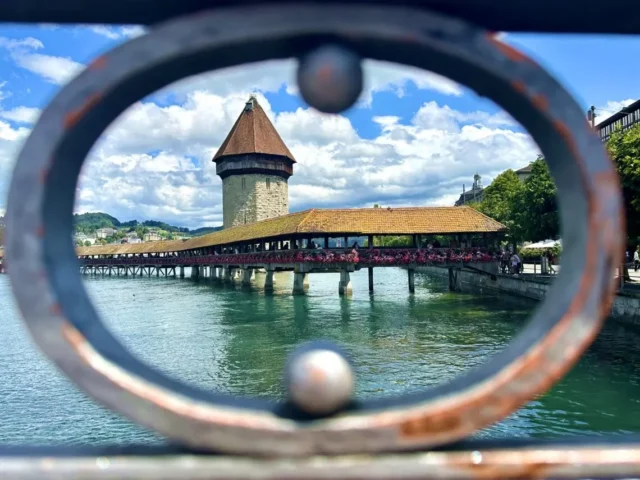 Die Kappellbrücke mit Wasserturm ist eine der bekanntesten Luzern-Sehenswürdigkeiten.