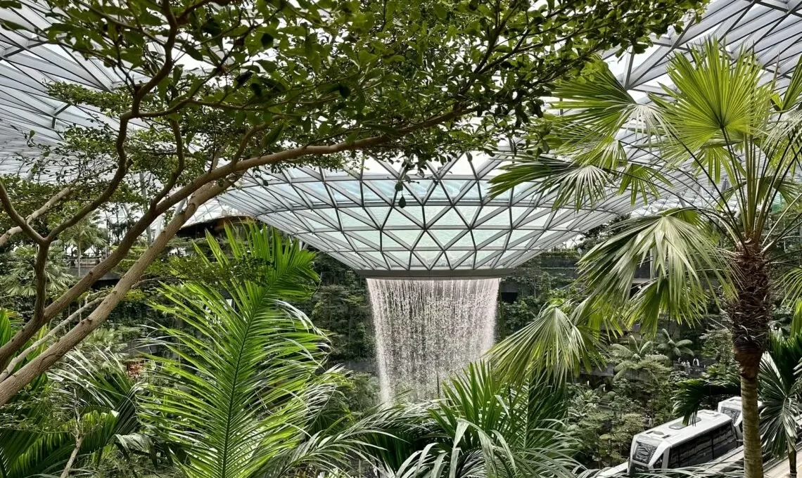 Der Rain Vortex am Singapur-Flughafen ist der höchste Indoor-Wasserfall der Welt.