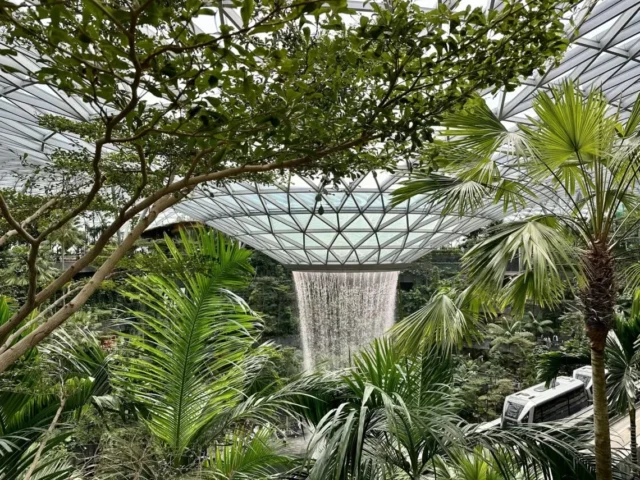 Der Rain Vortex am Singapur-Flughafen ist der höchste Indoor-Wasserfall der Welt.