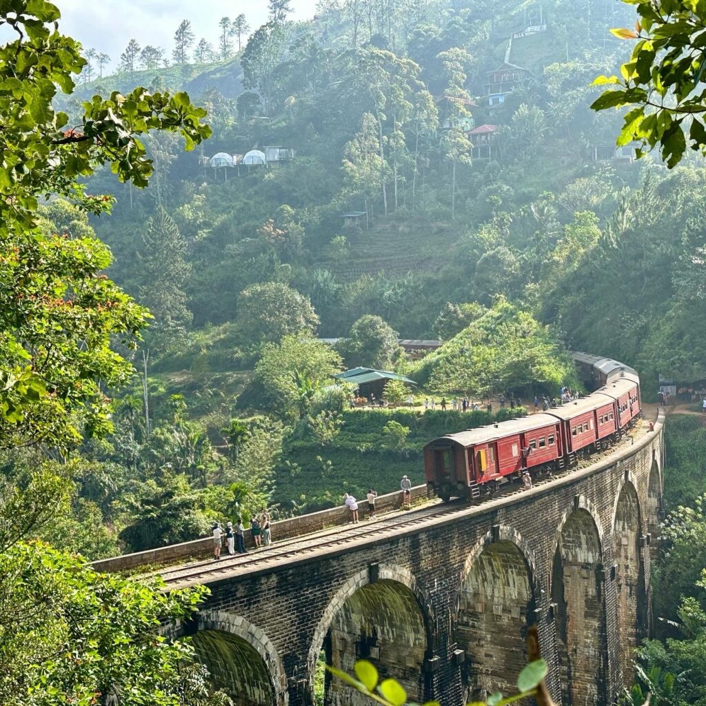 Zug fährt über Seven-Arches-Brücke auf Sri Lanka