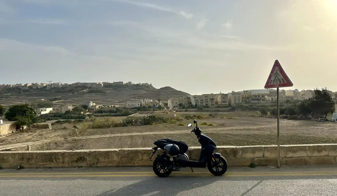 Bild von einem Roller vor einem Dorf auf der Malta-Insel Gozo steht für Reisetipps