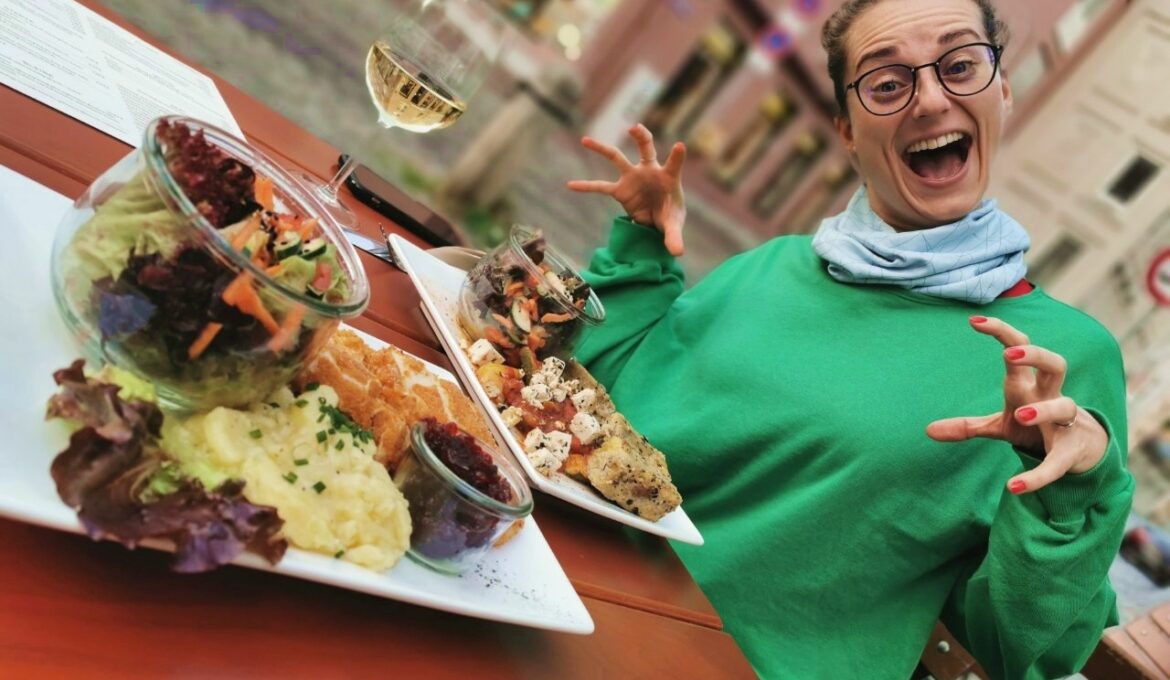 Frau freut sich über Essen im veganes Restaurant in Augsburg