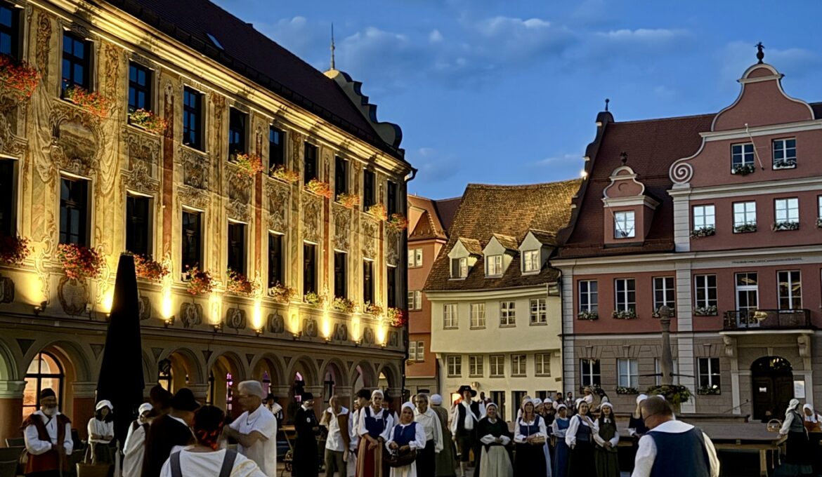 Historisch gekleidete Schausteller auf dem Marktplatz: Das ist Urlaub in Memmingen