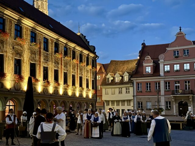 Historisch gekleidete Schausteller auf dem Marktplatz: Das ist Urlaub in Memmingen