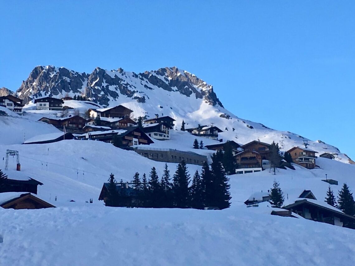 Blick auf das verschneite Oberlech am Arlberg
